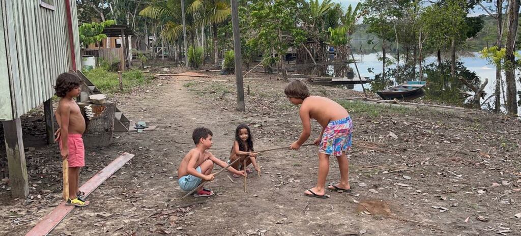 Nações Unidas/Rodolpho Valente Crianças brincam às margens do Rio Negro, um afluente do Rio Amazonas, no noroeste do Brasil