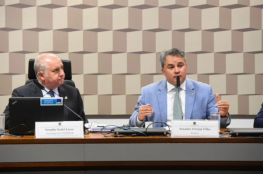 O presidente do colegiado, Izalci Lucas, e o relator, Efraim Filho, em reunião da comissão temporária Jefferson Rudy/Agência Senado