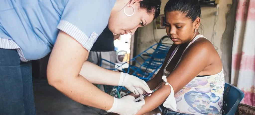 O patógeno é transmitido ao ser humano por meio da picada de um inseto comumente conhecido como maruim, bem como por espécies do mosquito culex.