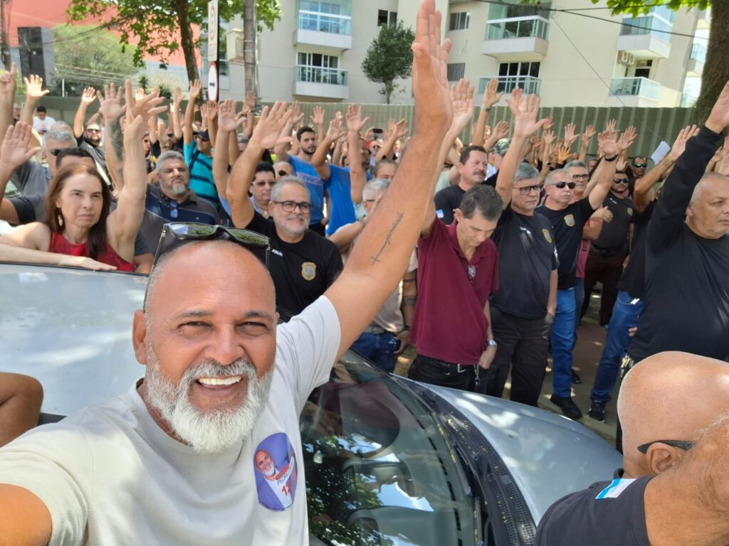 Conforme foi deliberado pela categoria dos investigadores, está manifestação ira acontecer TRÊS vezes por dia, até que o GOVERNADOR receber a categoria dos investigadores para conversar sobre a nova lei geral da polícia civil. Na foto, o Policial Pedro Vieira Tápias ( Foto: Lauro Nunes).